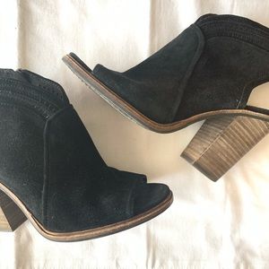 VINCE CAMUTO Booties